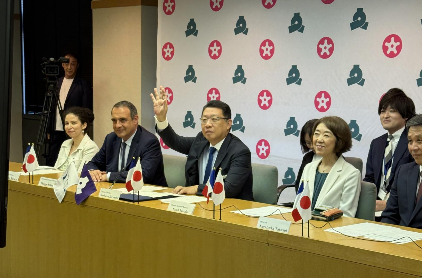 パリ市5区へ質問する成澤区長