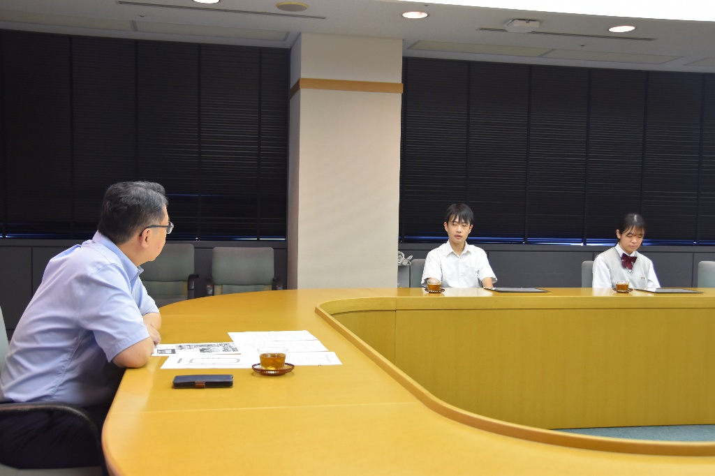 選手と歓談中