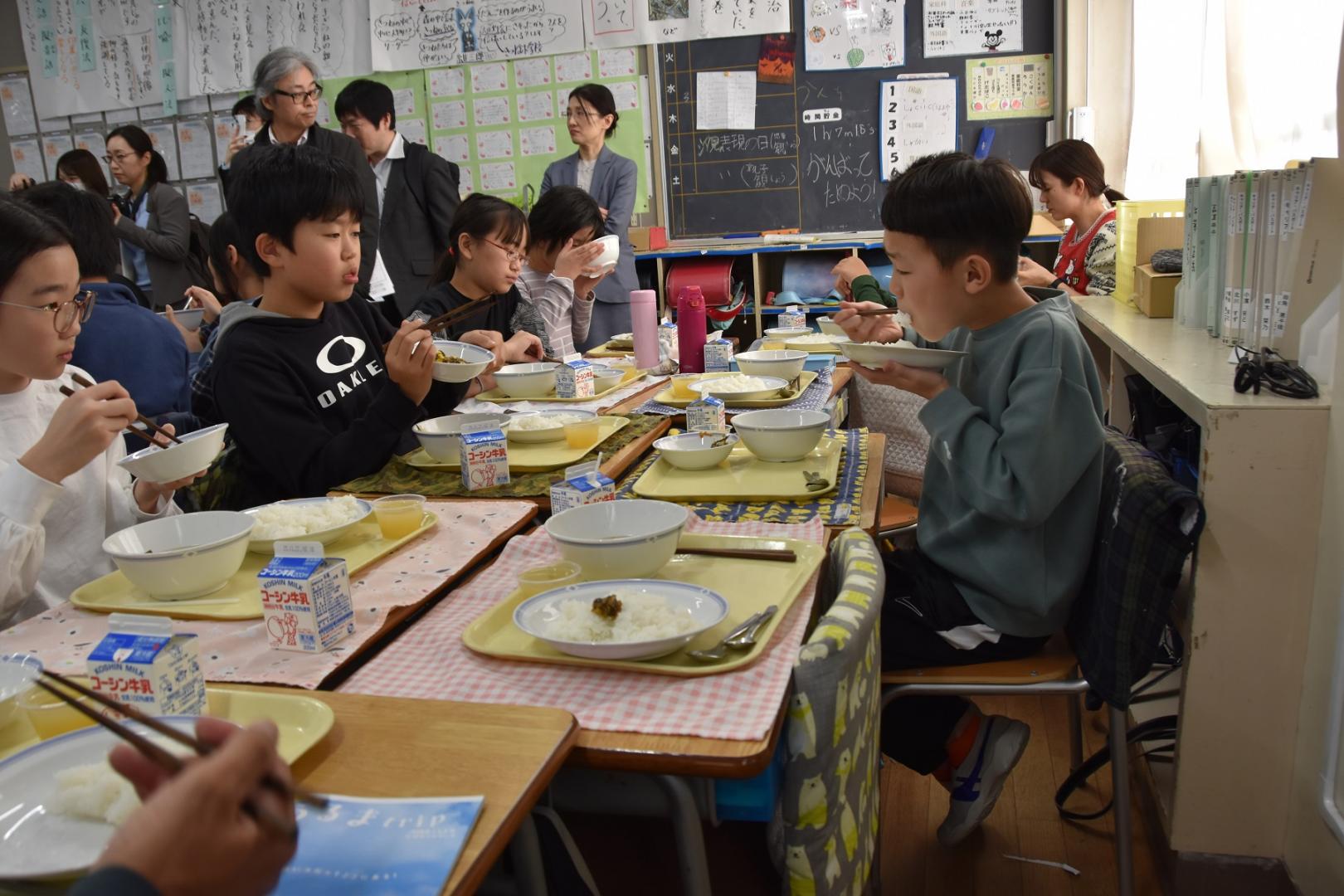 給食を食べている様子