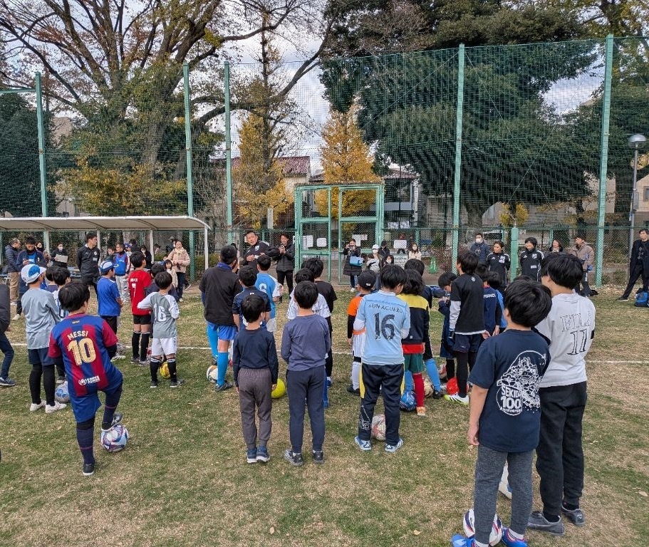 小学生が教わっている様子