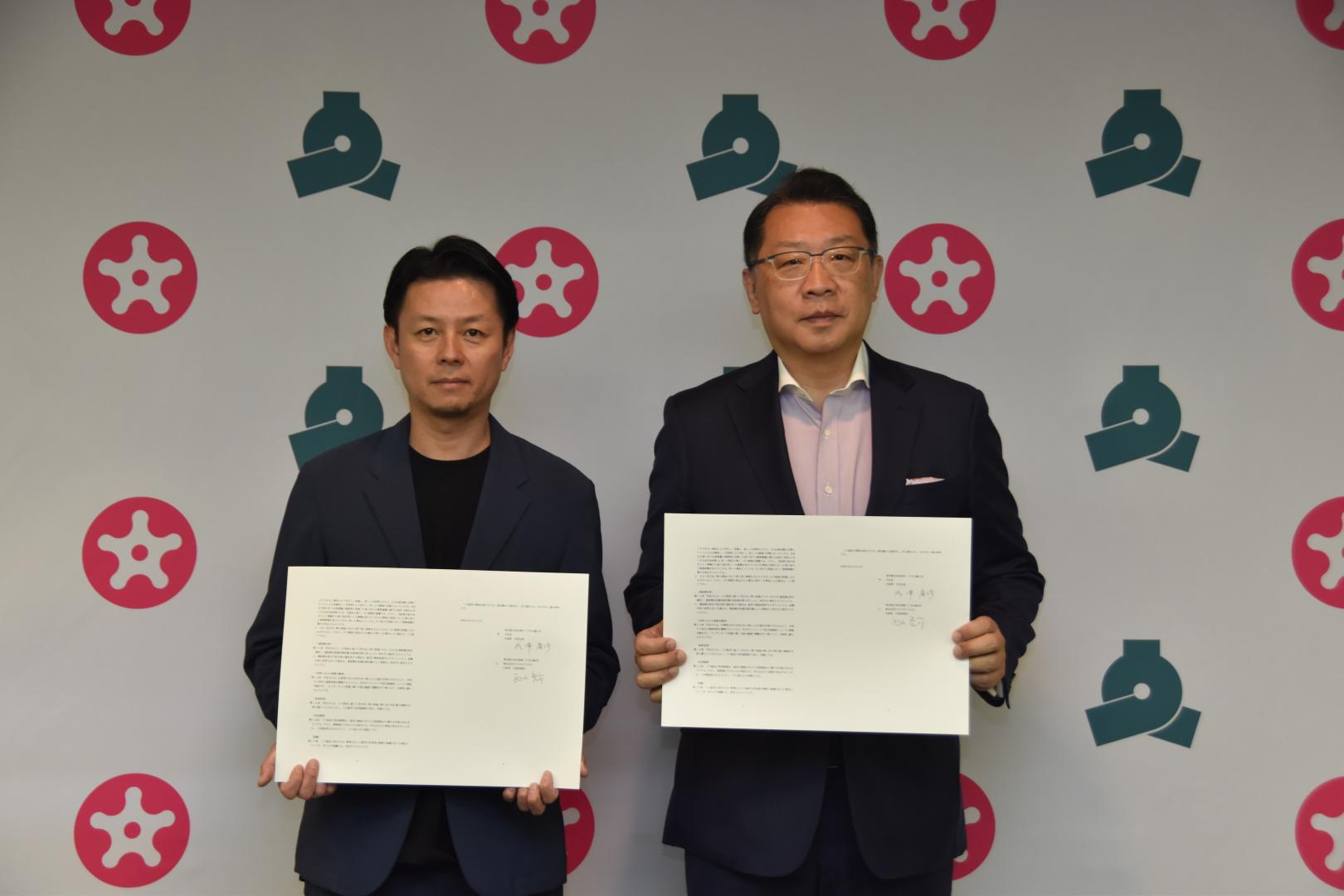 協定書を持っている様子