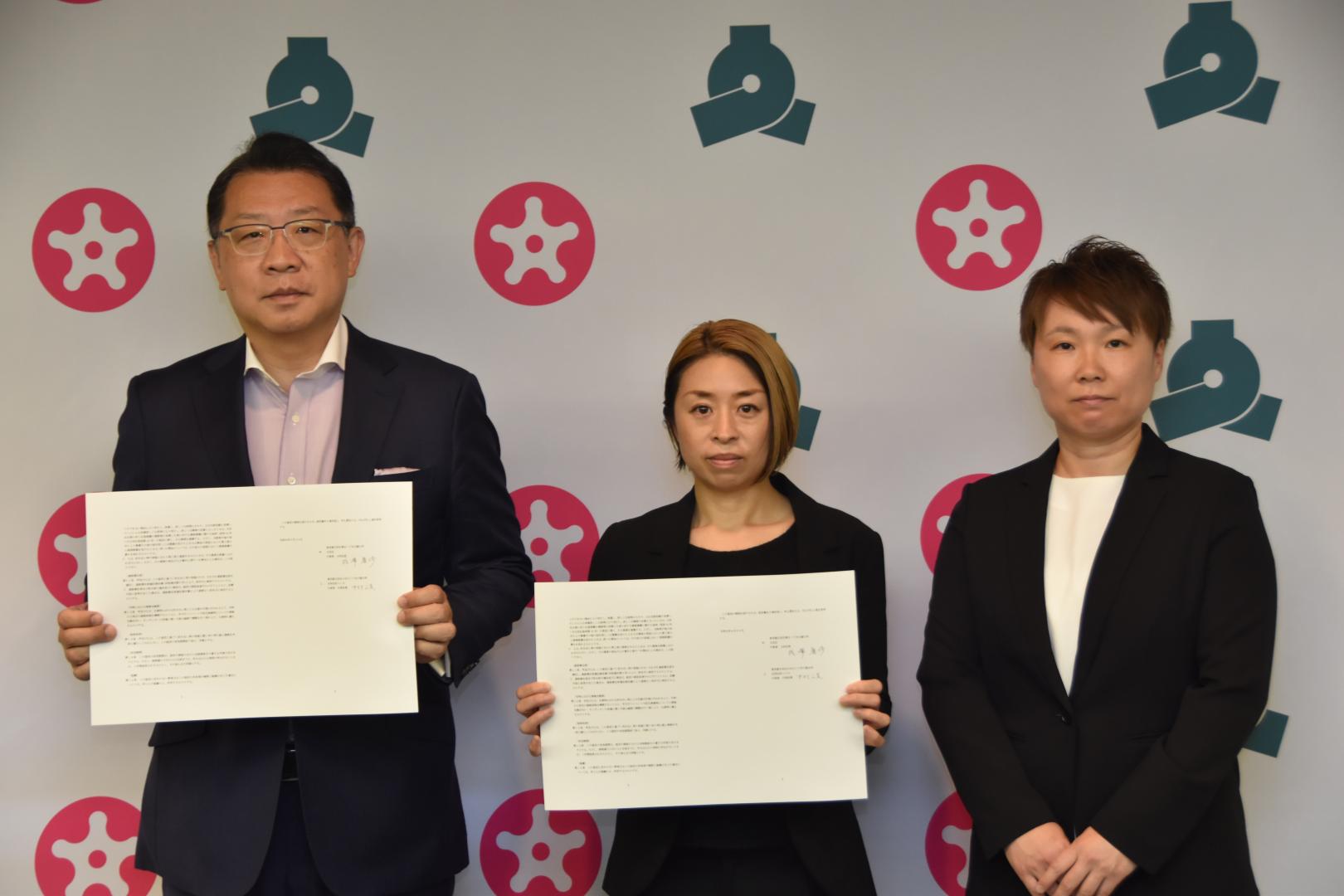 協定書を持っている様子