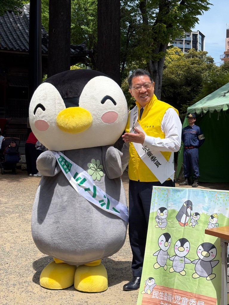 笑っている成澤区長とミンジーのツーショット