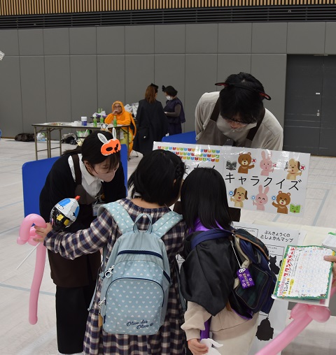 図書館キャラクイズと読み聞かせ