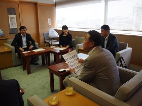 表敬訪問の様子(着席しての会談）