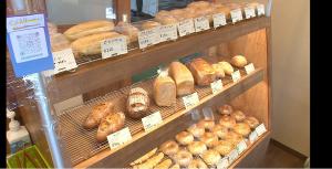 店内に並ぶパン
