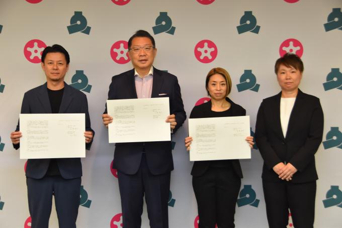 協定式の参加者が並んでいる様子