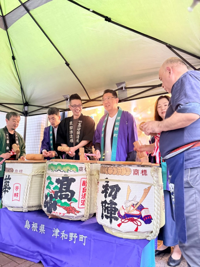 文京区長が鏡割りを行っている様子