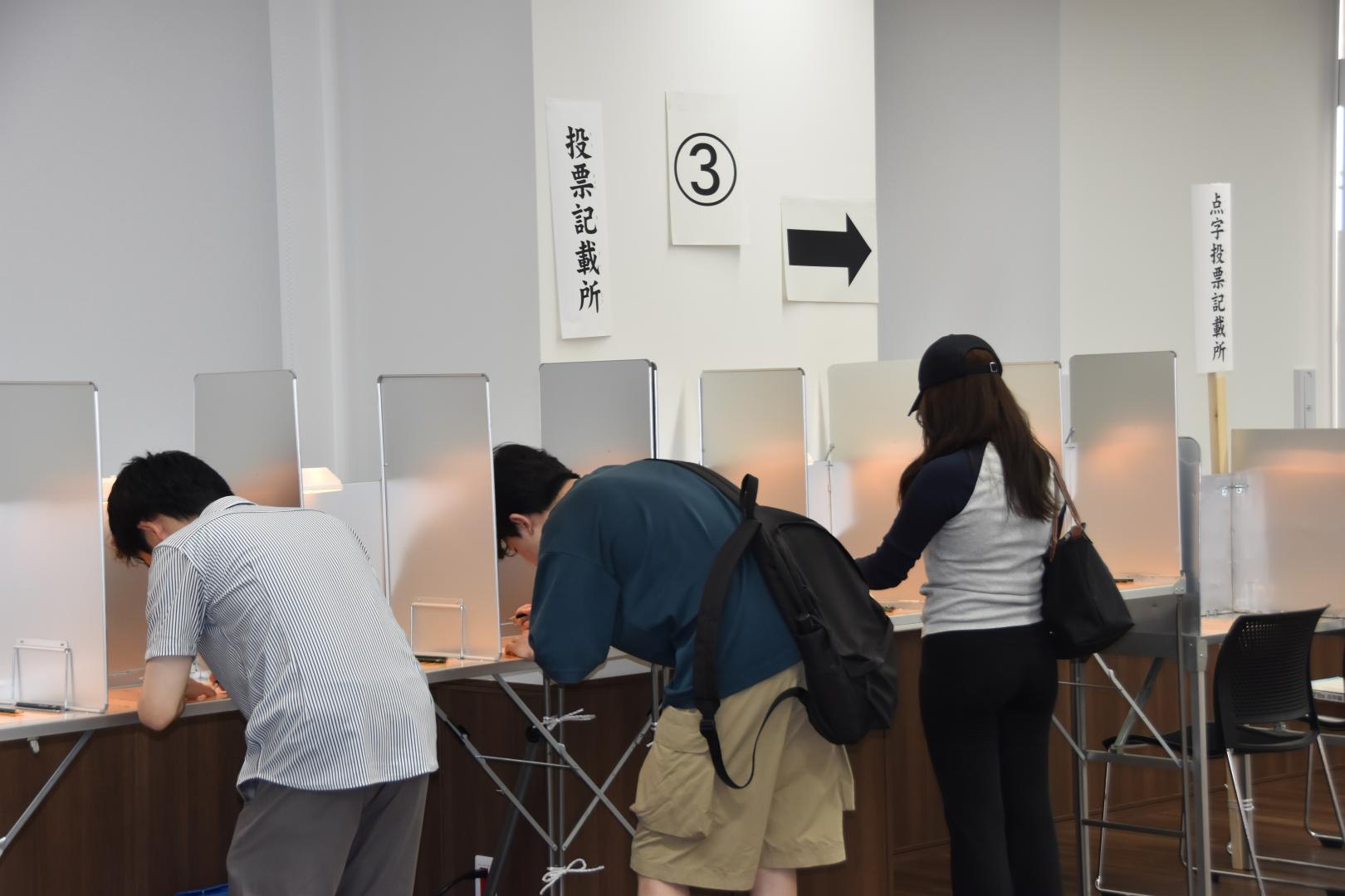記入している様子