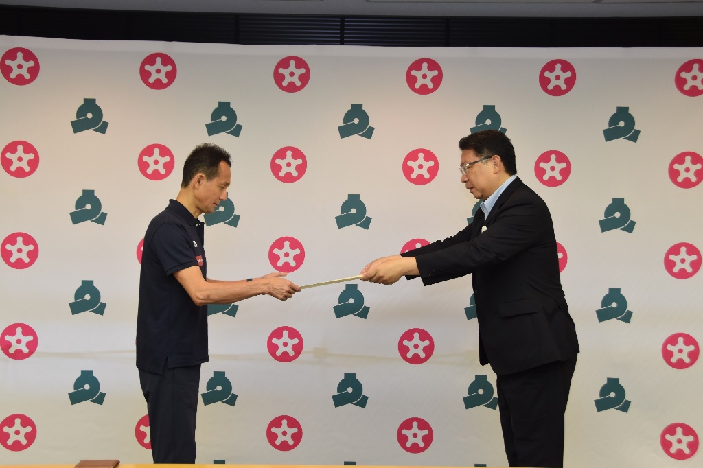 表彰状を受け取る蓑和田一洋選手