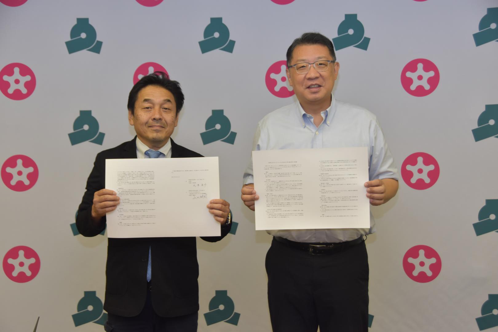 署名後の記念撮影