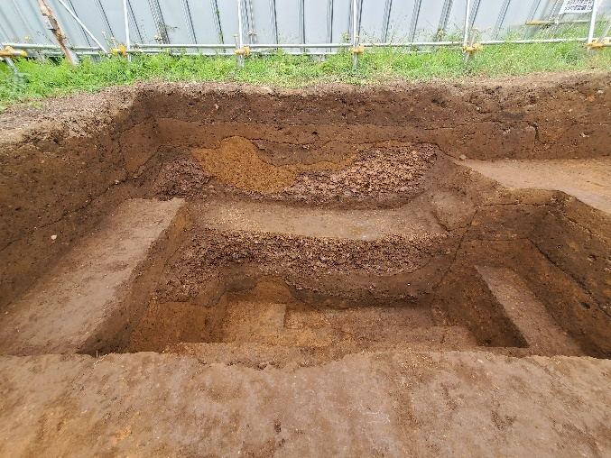 土玉とかわらけが出土した遺構の断面