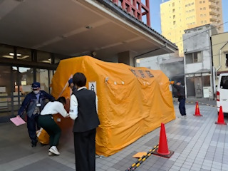 煙体験ハウスに入る場面の写真