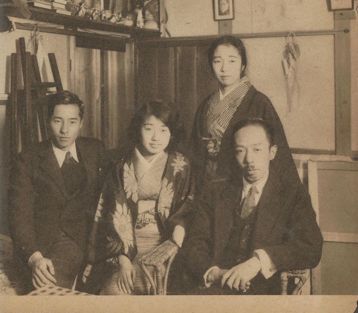 右から於菟44歳、茉莉31歳(後列)、杏奴25歳、類23歳。