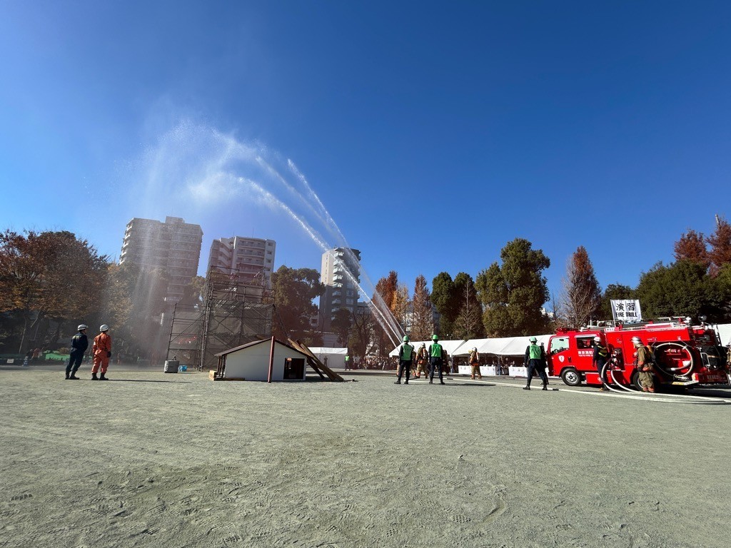 消防団が放水訓練している様子