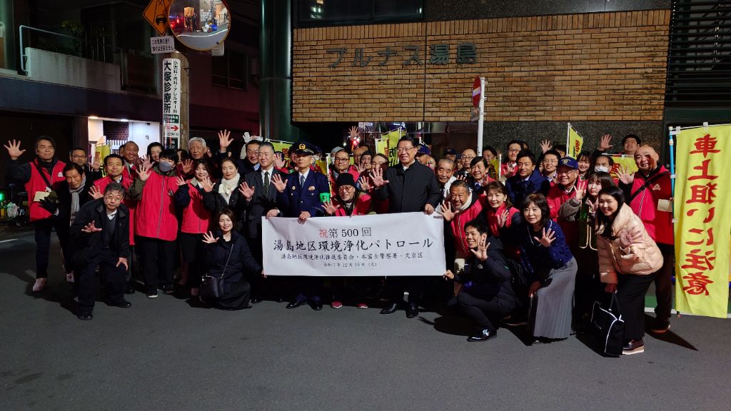 天三町会会館前での集合写真