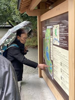 解説板前での解説の様子