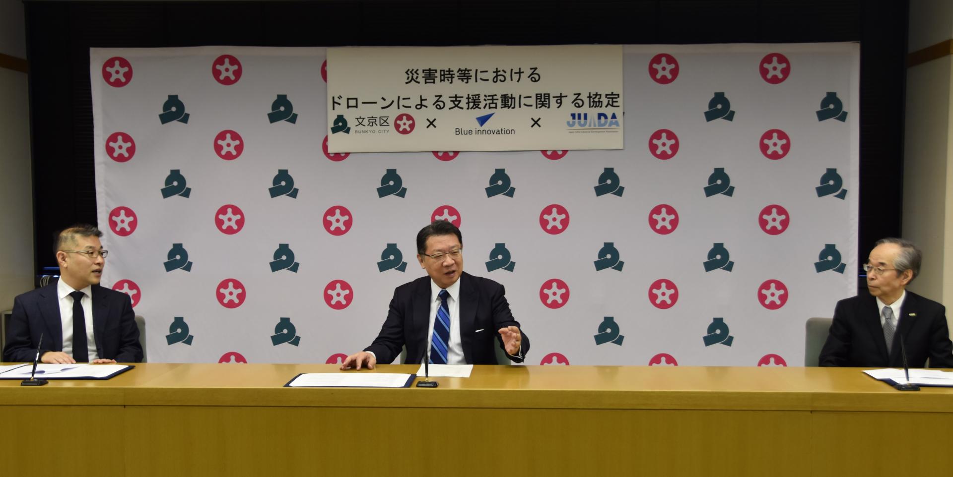 3社で話している様子