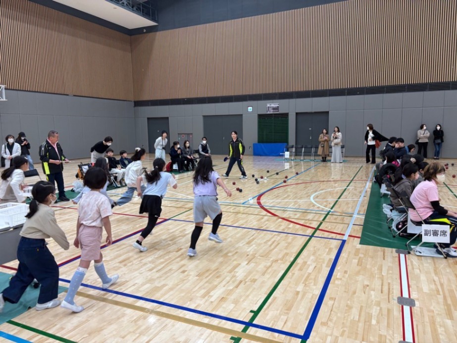 ボールを取りに行く子どもたち