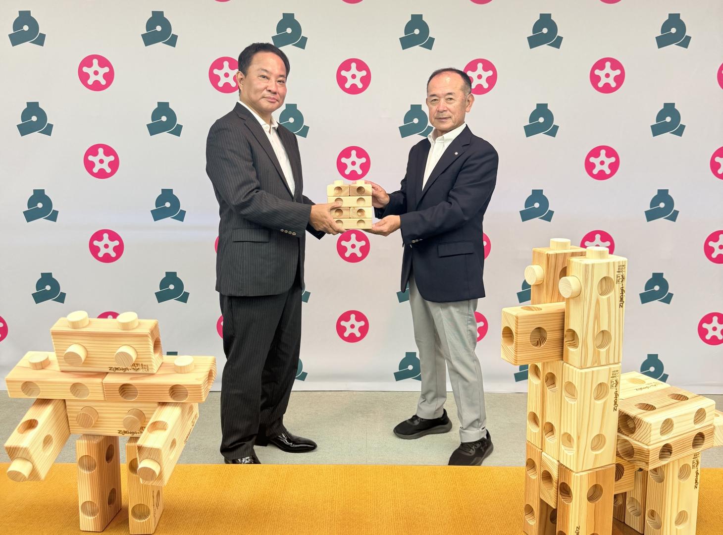 木製玩具をもらう様子