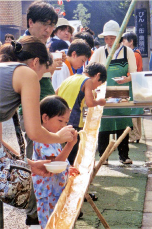 画像：流しソーメン