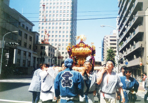 画像：音羽通りを渡御する音八町会神輿