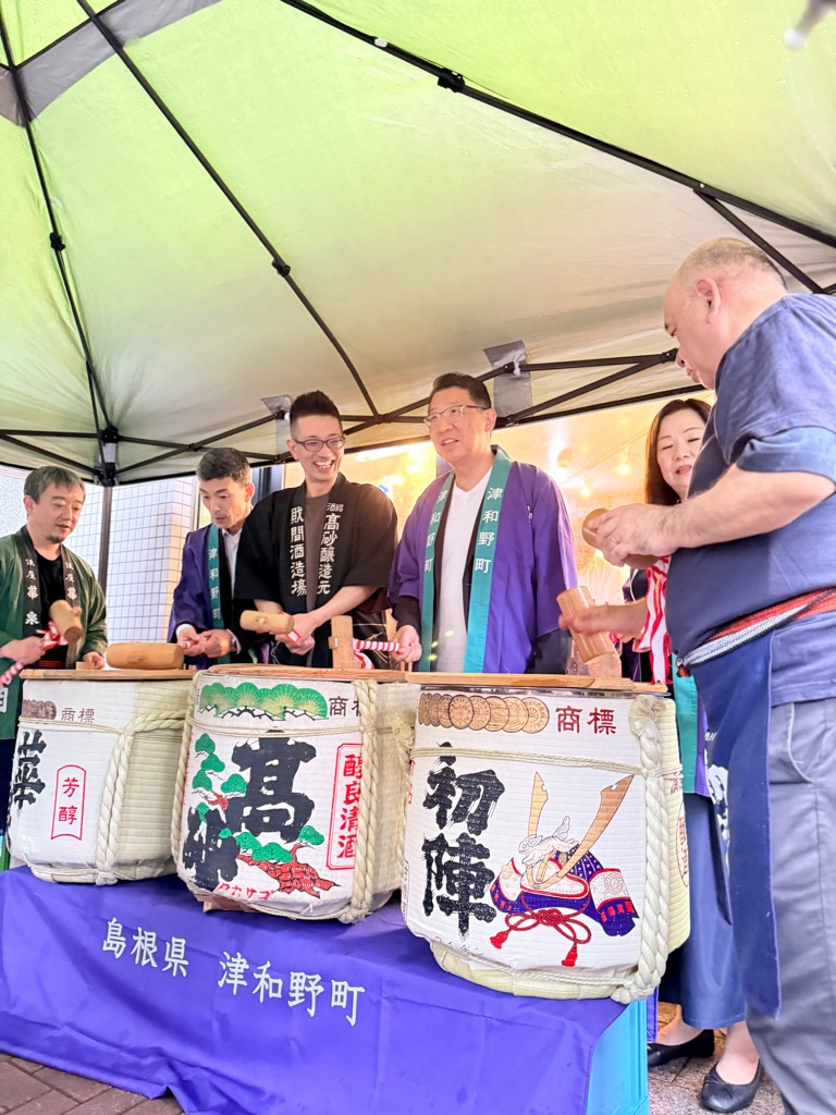 文京区長が鏡割りを行っている様子
