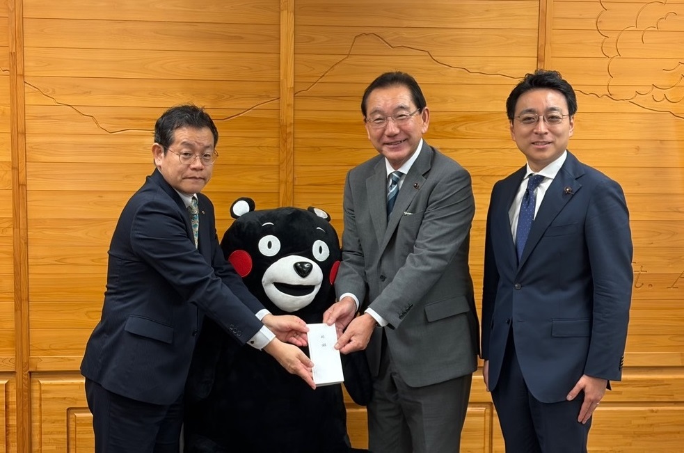 熊本県東京事務所にて田口所長へ義援金(目録)贈呈の様子