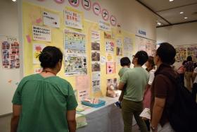 展示物を見学している親子