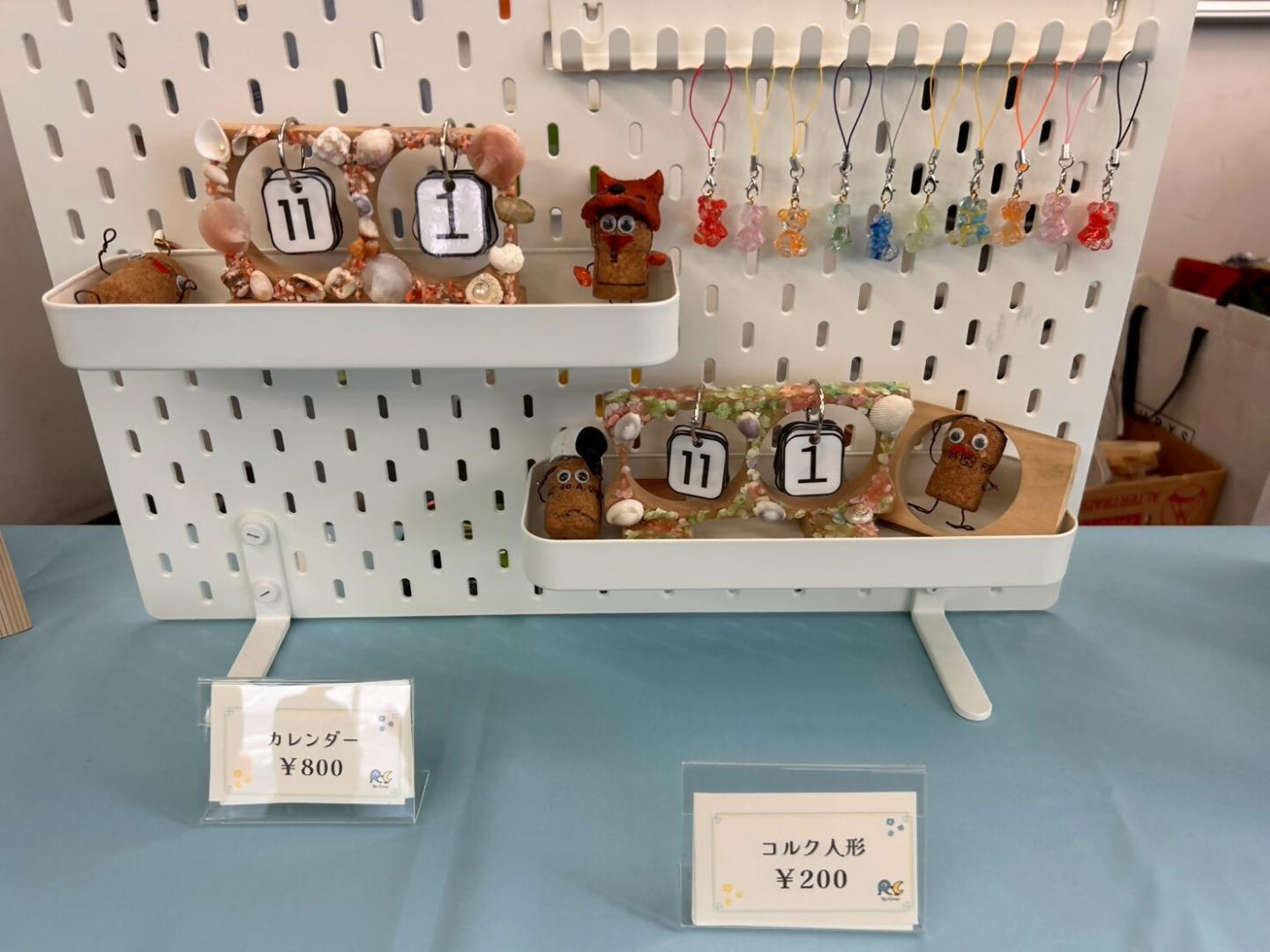 カレンダーやレジンアクセサリー