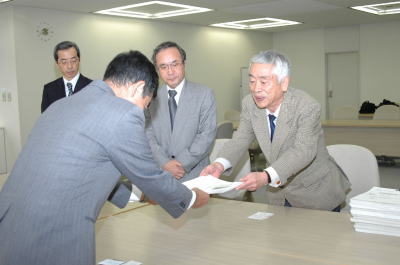 競輪再開反対連合、区、区議会の三者が東京都へ署名を手渡す様子