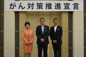 左から小池都知事、成澤文京区長、タレントのつるの剛士さん