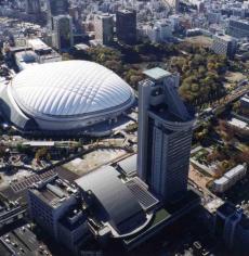 文京シビックセンターと東京ドームの写真