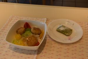 料理（カラフルつくね丼・抹茶のホイルケーキ）の写真