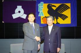成澤区長と川淵キャプテンが握手をしている画像