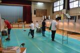 第1投票所柳町小学校で投票用紙に記載する様子